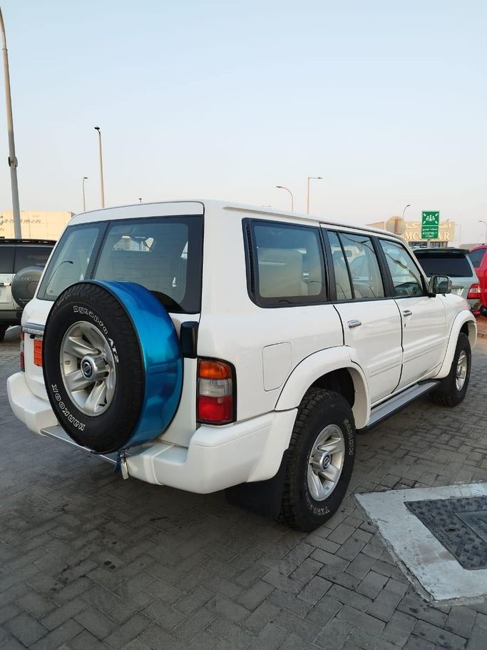 Подержанный Nissan Patrol V (Y61), 4.8 л, 2000 в Абу-Даби от Diamond Waves Motors Белый цвет. Other | AUTO.AE