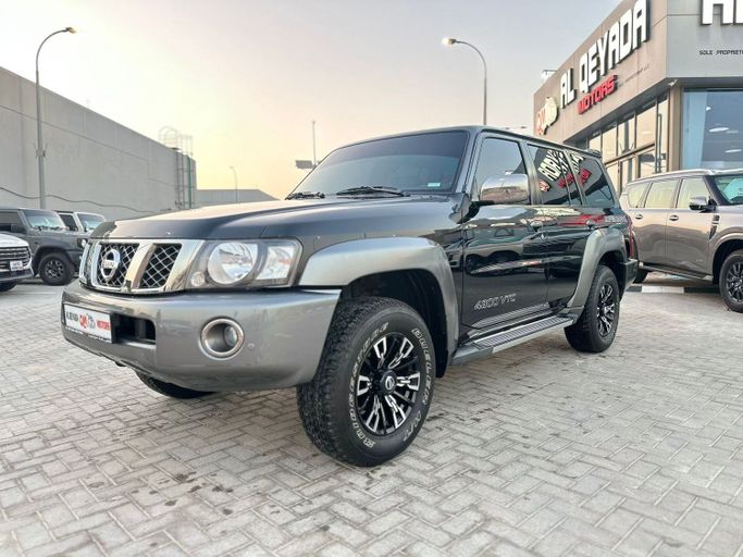 Used Nissan Patrol V (Y61) Facelift, 4.8 l, 2023 in Abu Dhabi by Al Qeyada Motors, Black color. GCC Specs | AUTO.AE