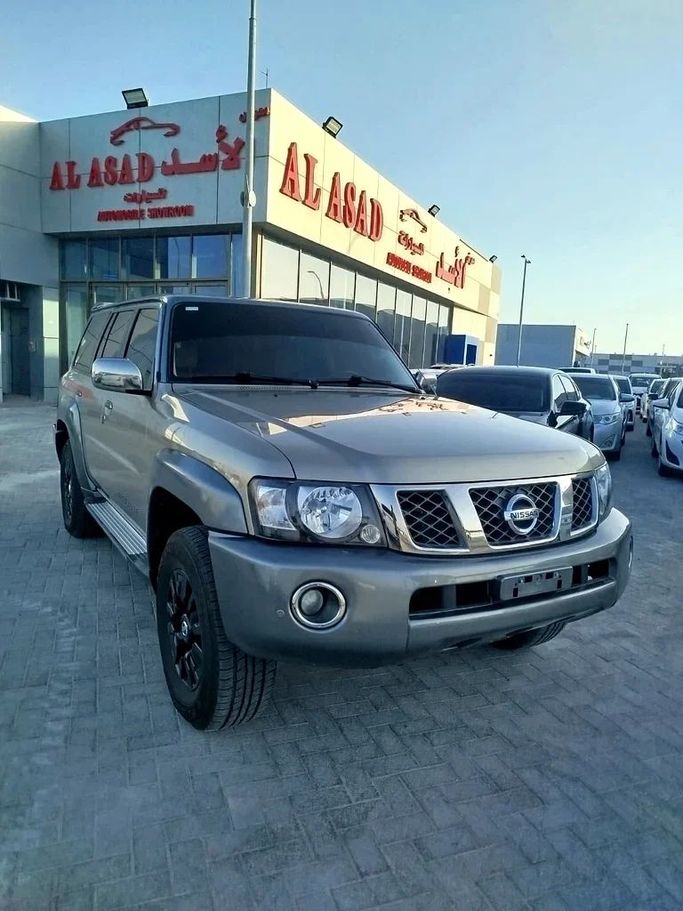 Used Nissan Patrol V (Y61) Facelift, 4.8 l, 2018 in Abu Dhabi by Al Asad Automobile Showroom, Golden color. GCC Specs | AUTO.AE