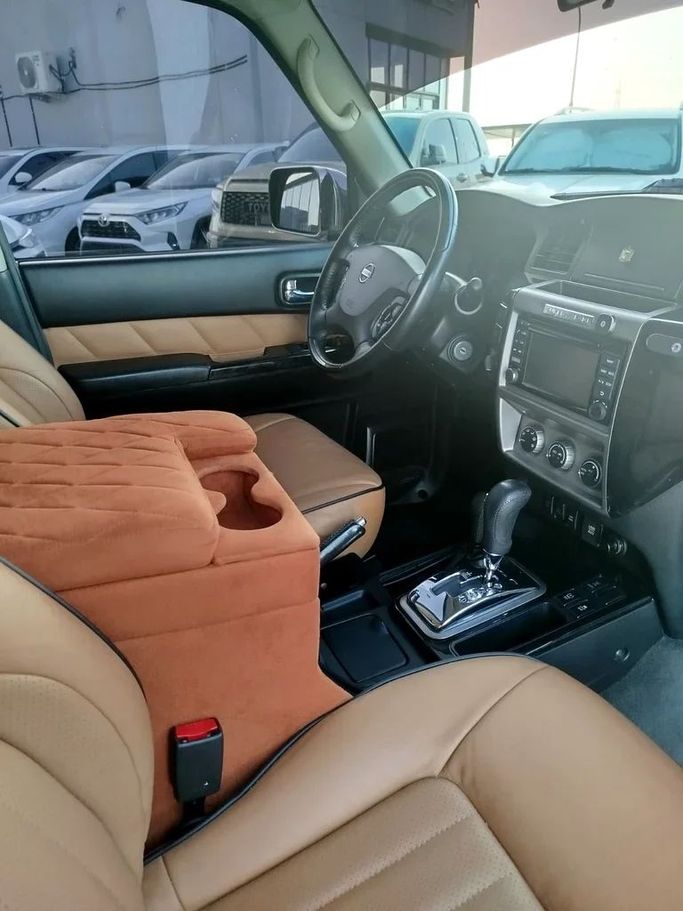 Used Nissan Patrol V (Y61) Facelift, 4.8 l, 2018 in Abu Dhabi by Al Asad Automobile Showroom, Golden color. GCC Specs | AUTO.AE