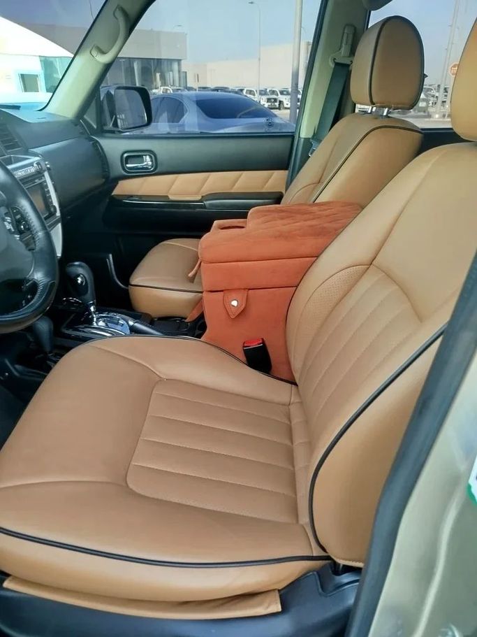 Used Nissan Patrol V (Y61) Facelift, 4.8 l, 2018 in Abu Dhabi by Al Asad Automobile Showroom, Golden color. GCC Specs | AUTO.AE