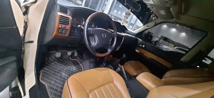 Used Nissan Patrol V (Y61) Facelift, 4.8 l, 2016 in Abu Dhabi by Al Asad Automobile Showroom, Beige color. GCC Specs | AUTO.AE