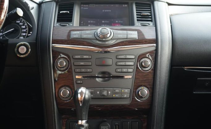 Подержанный Nissan Patrol VI (Y62) Рестайлинг, 4.0 л, 2018 в Абу-Даби от Advantage Motors Белый цвет. GCC | AUTO.AE