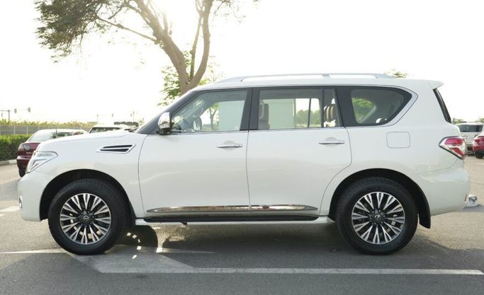 Подержанный Nissan Patrol VI (Y62) Рестайлинг, 4.0 л, 2018 в Абу-Даби от Advantage Motors Белый цвет. GCC | AUTO.AE