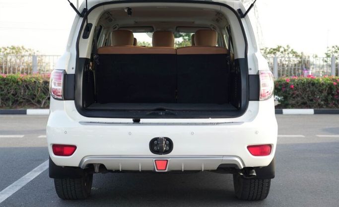 Подержанный Nissan Patrol VI (Y62) Рестайлинг, 4.0 л, 2018 в Абу-Даби от Advantage Motors Белый цвет. GCC | AUTO.AE