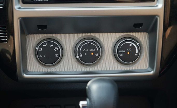 Used Nissan Patrol V (Y61) Facelift, 4.8 l, 2022 in Abu Dhabi by Advantage Motors, Golden color. GCC Specs | AUTO.AE