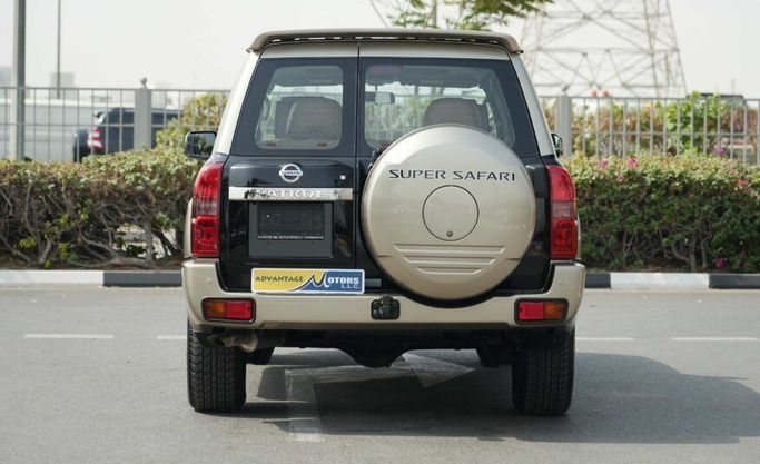 Used Nissan Patrol V (Y61) Facelift, 4.8 l, 2022 in Abu Dhabi by Advantage Motors, Golden color. GCC Specs | AUTO.AE