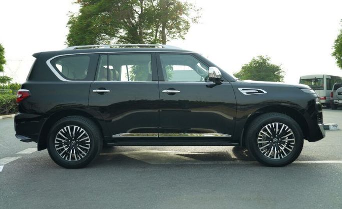 Подержанный Nissan Patrol VI (Y62) Рестайлинг 2, 3.5 л, 2023 в Абу-Даби от Advantage Motors Черный цвет. GCC | AUTO.AE