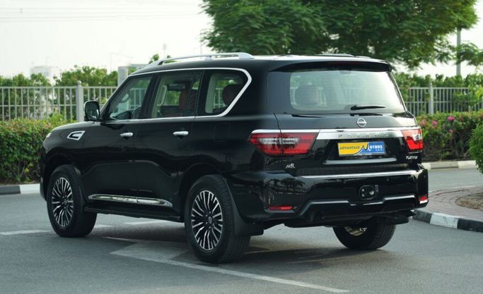 Подержанный Nissan Patrol VI (Y62) Рестайлинг 2, 3.5 л, 2023 в Абу-Даби от Advantage Motors Черный цвет. GCC | AUTO.AE