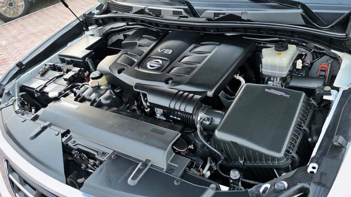 Used Nissan Patrol VI (Y62) Facelift, 5.6 l, 2019 in Abu Dhabi, White color. GCC Specs | AUTO.AE