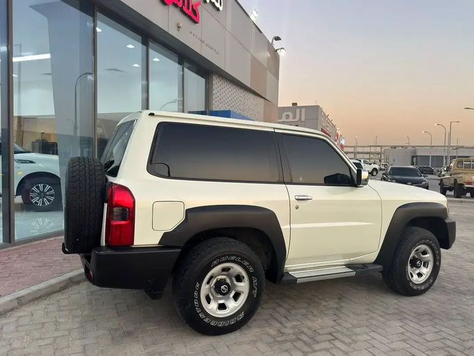Used Nissan Patrol V (Y61) Facelift, 4.8 l, 2023 in Abu Dhabi by Super Class Cars Showroom, White color. GCC Specs | AUTO.AE