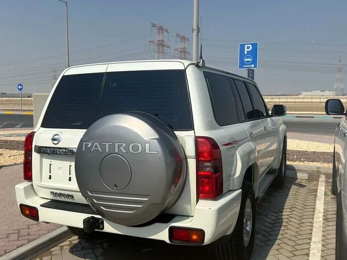Подержанный Nissan Patrol V (Y61) Рестайлинг, 4.8 л, 2018 в Абу-Даби от Super Class Cars Showroom Белый цвет. GCC | AUTO.AE