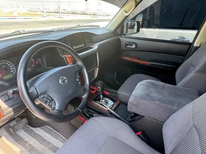 Подержанный Nissan Patrol V (Y61) Рестайлинг, 4.8 л, 2018 в Абу-Даби от Super Class Cars Showroom Белый цвет. GCC | AUTO.AE