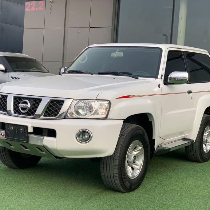 Used Nissan Patrol V (Y61) Facelift, 4.8 l, 2021 in Abu Dhabi by Al Fajr Automobile showroom, White color. GCC Specs | AUTO.AE