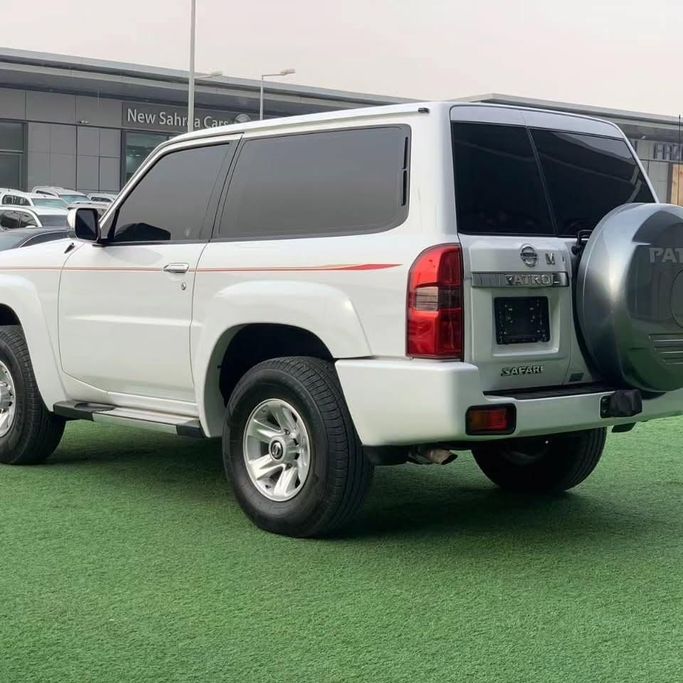 Used Nissan Patrol V (Y61) Facelift, 4.8 l, 2021 in Abu Dhabi by Al Fajr Automobile showroom, White color. GCC Specs | AUTO.AE