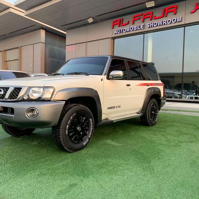 Подержанный Nissan Patrol V (Y61) Рестайлинг, 4.8 л, 2018 в Абу-Даби от Al Fajr Automobile showroom Белый цвет. GCC | AUTO.AE