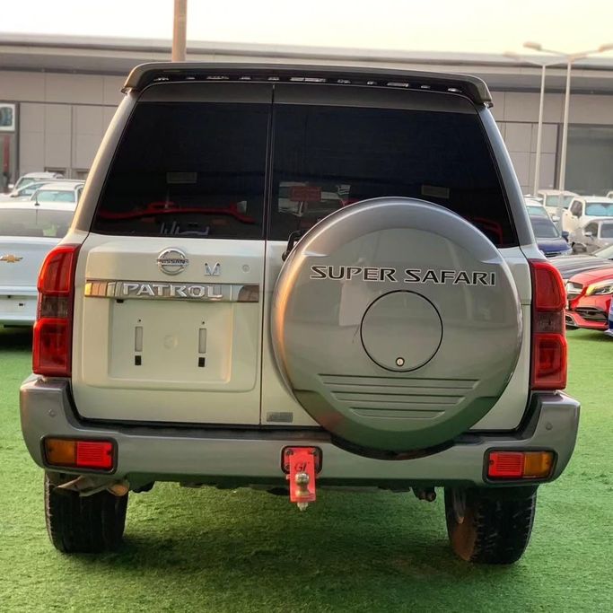 Подержанный Nissan Patrol V (Y61) Рестайлинг, 4.8 л, 2018 в Абу-Даби от Al Fajr Automobile showroom Белый цвет. GCC | AUTO.AE