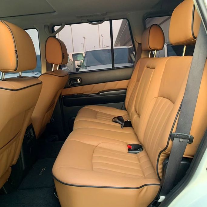 Подержанный Nissan Patrol V (Y61) Рестайлинг, 4.8 л, 2018 в Абу-Даби от Al Fajr Automobile showroom Белый цвет. GCC | AUTO.AE