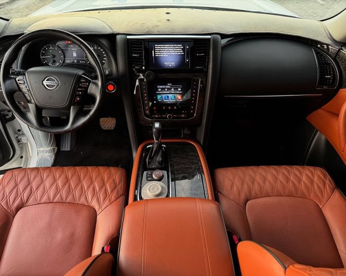 Подержанный Nissan Patrol VI (Y62) Рестайлинг 2, 4.0 л, 2021 в Абу-Даби от Golden coast automobile showroom Белый цвет.  | AUTO.AE