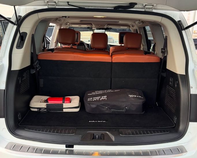 Подержанный Nissan Patrol VI (Y62) Рестайлинг 2, 4.0 л, 2021 в Абу-Даби от Golden coast automobile showroom Белый цвет.  | AUTO.AE