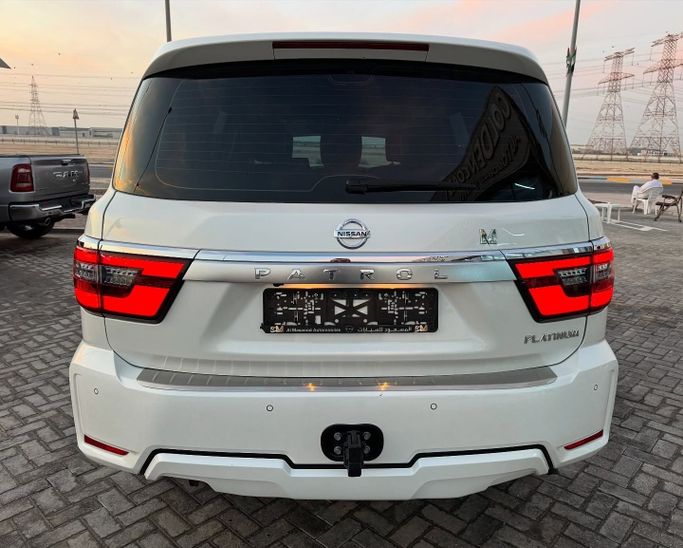 Подержанный Nissan Patrol VI (Y62) Рестайлинг 2, 4.0 л, 2021 в Абу-Даби от Golden coast automobile showroom Белый цвет.  | AUTO.AE