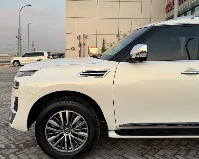 Подержанный Nissan Patrol VI (Y62) Рестайлинг 2, 4.0 л, 2021 в Абу-Даби от Golden coast automobile showroom Белый цвет.  | AUTO.AE