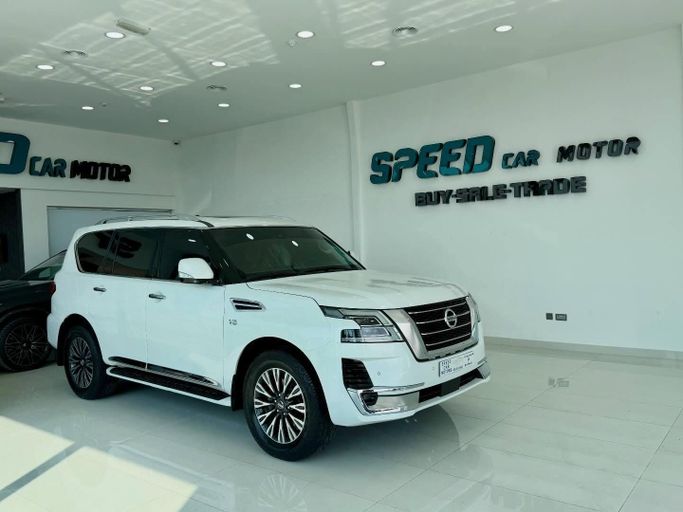 Подержанный Nissan Patrol VI (Y62) Рестайлинг 2, 5.6 л, 2021 в Абу-Даби от Speed Car Motors Белый цвет.  | AUTO.AE