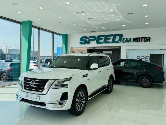Подержанный Nissan Patrol VI (Y62) Рестайлинг 2, 5.6 л, 2021 в Абу-Даби от Speed Car Motors Белый цвет.  | AUTO.AE