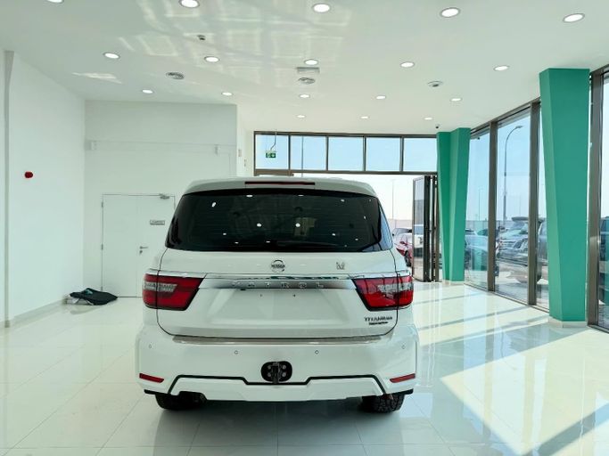 Подержанный Nissan Patrol VI (Y62) Рестайлинг 2, 5.6 л, 2021 в Абу-Даби от Speed Car Motors Белый цвет.  | AUTO.AE