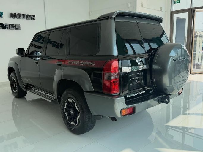 Подержанный Nissan Patrol V (Y61) Рестайлинг, 4.8 л, 2022 в Абу-Даби от Speed Car Motors Черный цвет.  | AUTO.AE
