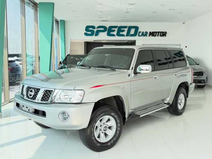 Подержанный Nissan Patrol V (Y61) Рестайлинг, 4.8 л, 2024 в Абу-Даби от Speed Car Motors Серебристый цвет.  | AUTO.AE