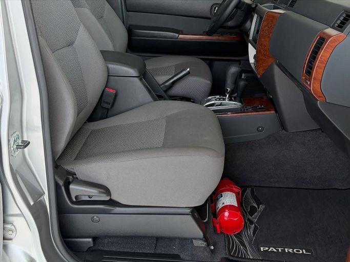 Подержанный Nissan Patrol V (Y61) Рестайлинг, 4.8 л, 2024 в Абу-Даби от Speed Car Motors Серебристый цвет.  | AUTO.AE