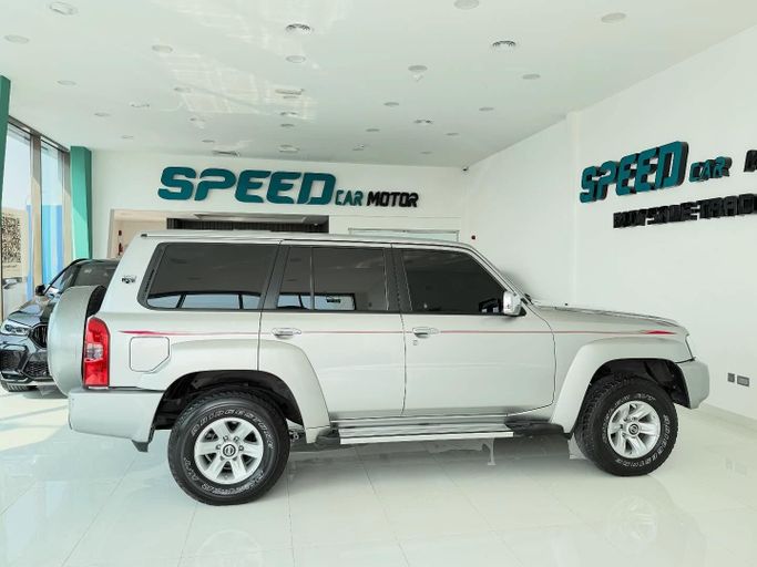 Подержанный Nissan Patrol V (Y61) Рестайлинг, 4.8 л, 2024 в Абу-Даби от Speed Car Motors Серебристый цвет.  | AUTO.AE