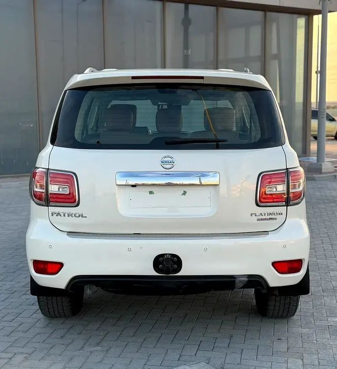Подержанный Nissan Patrol VI (Y62) Рестайлинг 2, 5.6 л, 2019 в Абу-Даби от Al Laith Cars Showroom Белый цвет. GCC | AUTO.AE