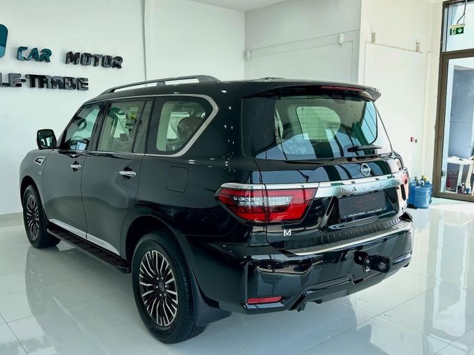 Подержанный Nissan Patrol VI (Y62) Рестайлинг 2, 5.6 л, 2024 в Абу-Даби от Speed Car Motors Черный цвет. GCC | AUTO.AE