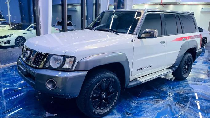 Подержанный Nissan Patrol V (Y61) Рестайлинг, 4.8 л, 2018 в Абу-Даби от Al Fateh Used Automobiles Showroom Белый цвет. GCC | AUTO.AE