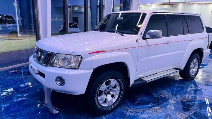 Подержанный Nissan Patrol V (Y61) Рестайлинг, 4.8 л, 2016 в Абу-Даби от Al Fateh Used Automobiles Showroom Белый цвет. GCC | AUTO.AE