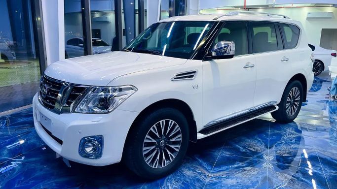 Подержанный Nissan Patrol VI (Y62) Рестайлинг, 5.6 л, 2018 в Абу-Даби от Al Fateh Used Automobiles Showroom Белый цвет. GCC | AUTO.AE