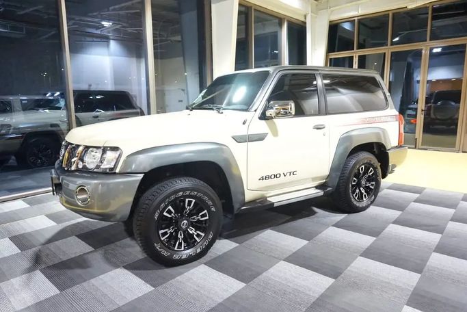 Новый Nissan Patrol V (Y61) Рестайлинг, 4.8 л, 2024 в Абу-Даби от Mafnoud Cars Бежевый цвет. GCC | AUTO.AE
