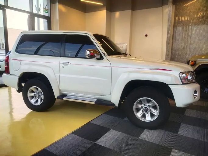 Подержанный Nissan Patrol V (Y61) Рестайлинг, 4.8 л, 2022 в Абу-Даби от Mafnoud Cars Белый цвет. GCC | AUTO.AE