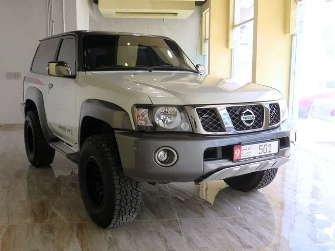 Used Nissan Patrol V (Y61) Facelift, 4.8 l, 2019 in Abu Dhabi by 501 cars, White color. GCC Specs | AUTO.AE
