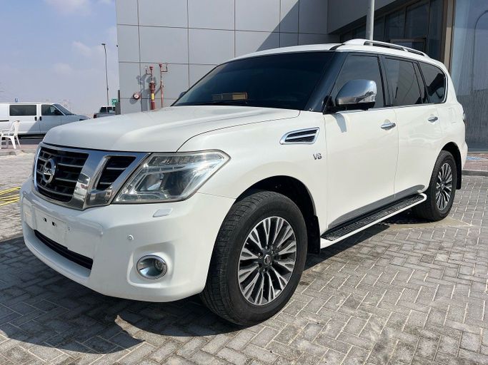 Подержанный Nissan Patrol VI (Y62) Рестайлинг, 5.6 л, 2015 в Абу-Даби от Golden coast automobile showroom Белый цвет.  | AUTO.AE