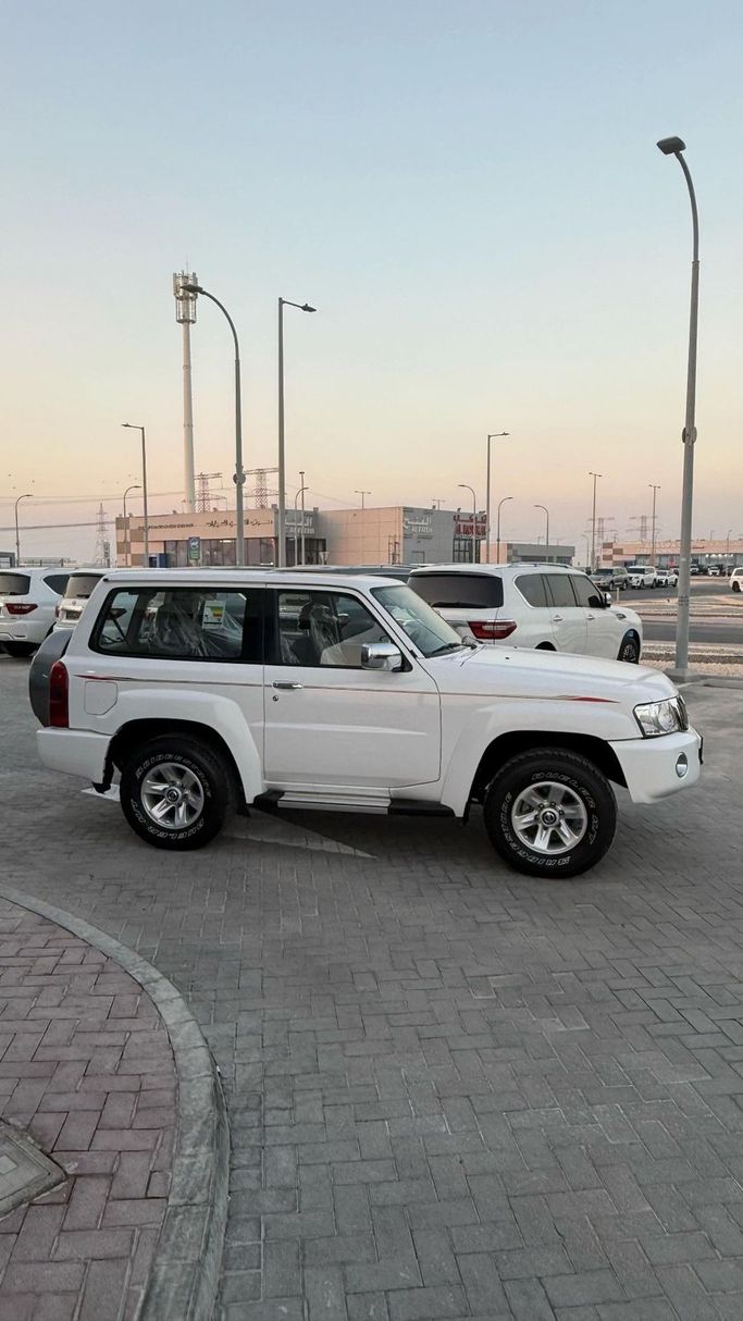 Used Nissan Patrol V (Y61) Facelift, 4.8 l, 2023 in Abu Dhabi by Around The World Auto Mobile, White color. GCC Specs | AUTO.AE