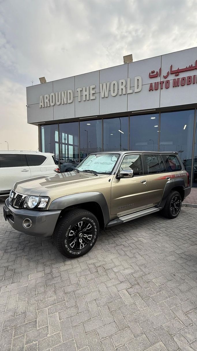 Подержанный Nissan Patrol V (Y61) Рестайлинг, 4.8 л, 2023 в Абу-Даби от Around The World Auto Mobile Бронзовый цвет. GCC | AUTO.AE