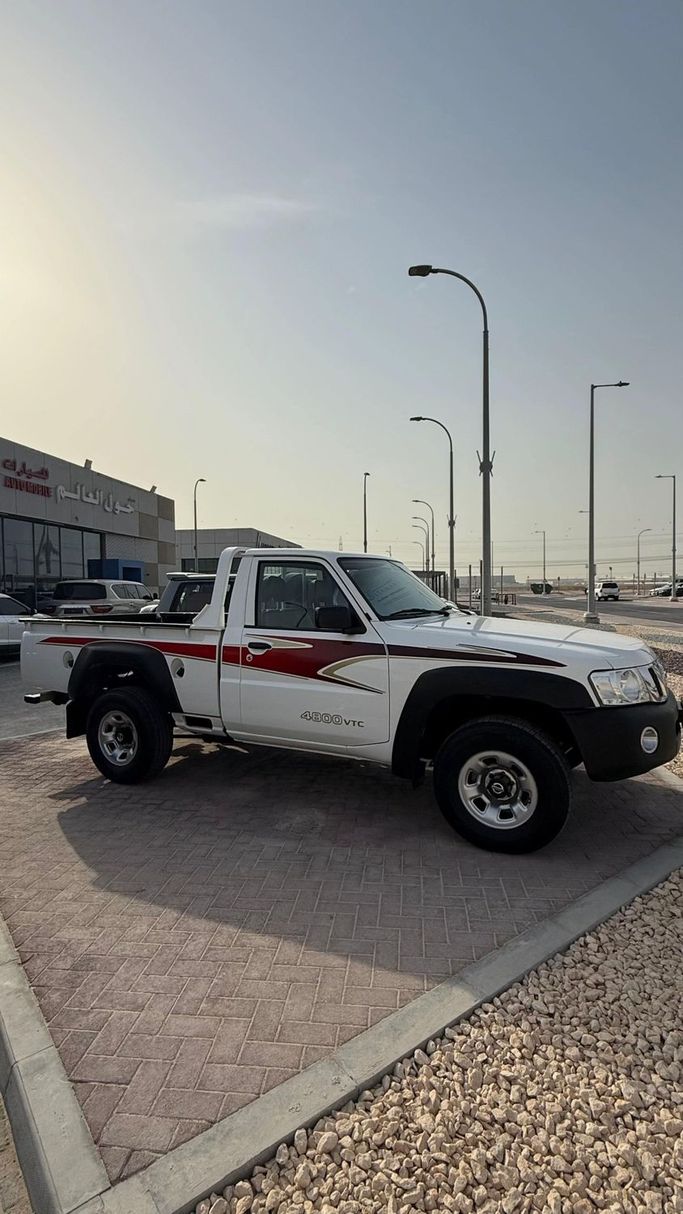 Подержанный Nissan Patrol V (Y61) Рестайлинг, 4.8 л, 2023 в Абу-Даби от Around The World Auto Mobile Белый цвет. GCC | AUTO.AE