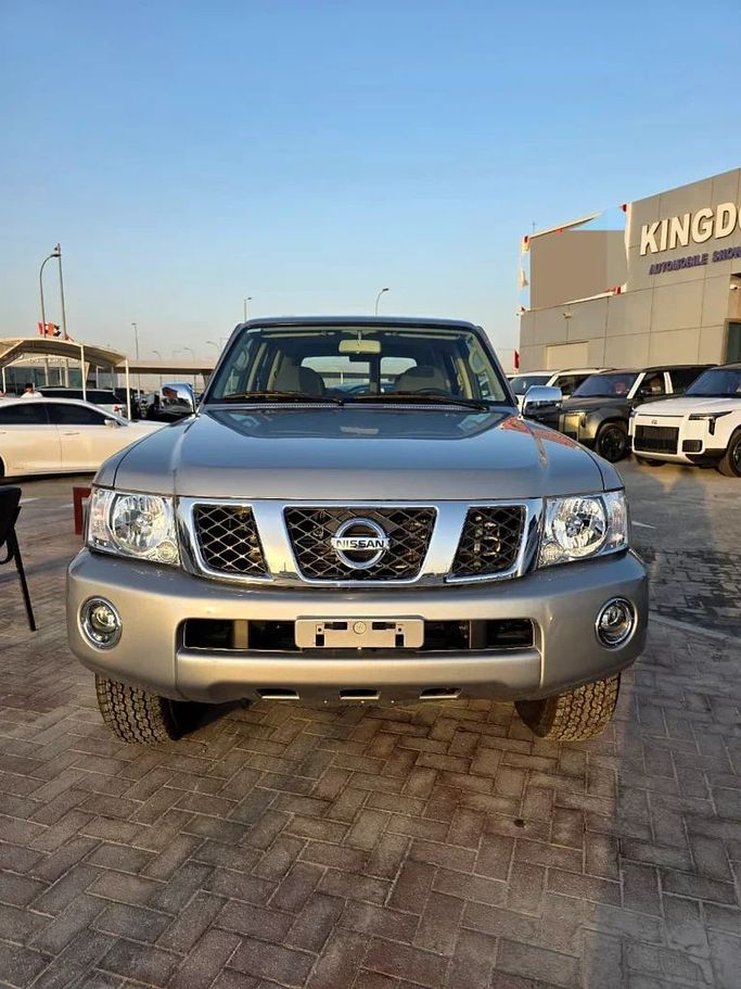 جديدة Nissan Patrol عملية شد الوجه V (Y61), 4.8 l, 2024 في في أبو ظبي من Kingdom Automobile Showroom، اللون فضي. مواصفات الخليج | AUTO.AE