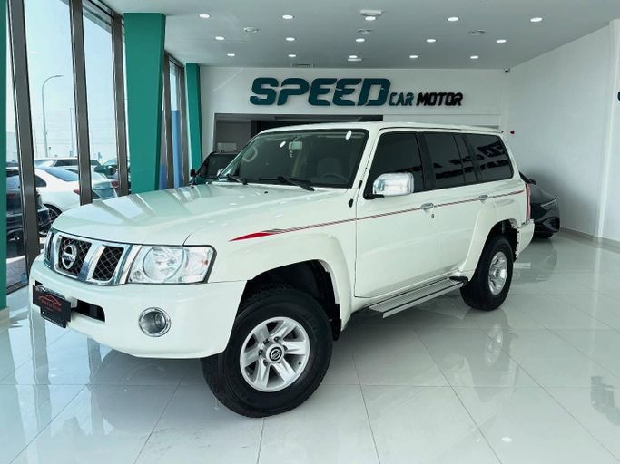 Подержанный Nissan Patrol V (Y61) Рестайлинг, 4.8 л, 2023 в Абу-Даби от Speed Car Motors Белый цвет. GCC | AUTO.AE