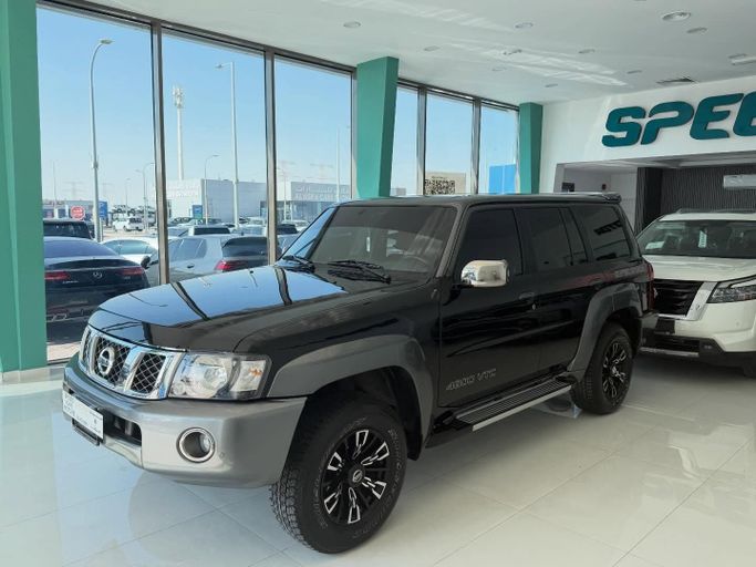 Подержанный Nissan Patrol V (Y61) Рестайлинг, 4.8 л, 2023 в Абу-Даби от Speed Car Motors Черный цвет. GCC | AUTO.AE