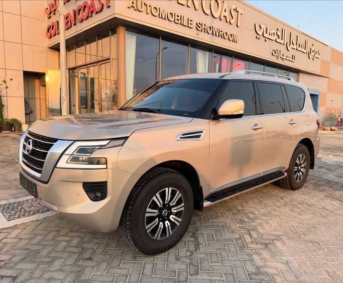 Подержанный Nissan Patrol VI (Y62) Рестайлинг 2, 4.0 л, 2021 в Абу-Даби от Golden coast automobile showroom Светло-коричневый цвет. GCC | AUTO.AE