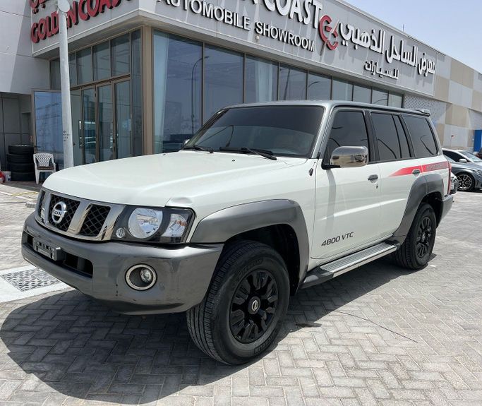 Подержанный Nissan Patrol V (Y61) Рестайлинг, 4.8 л, 2019 в Абу-Даби от Golden coast automobile showroom Белый цвет. GCC | AUTO.AE